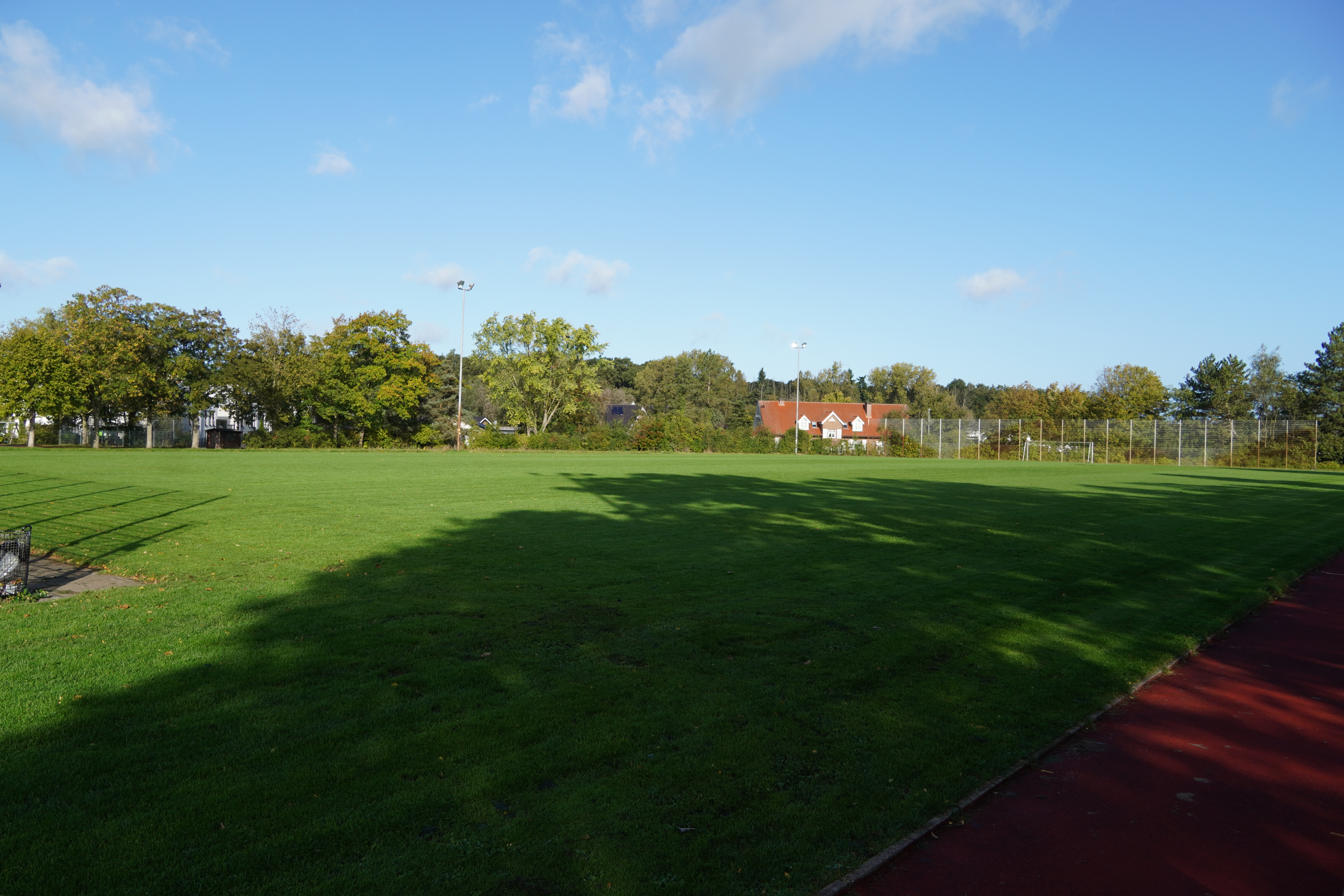 Der Rasenplatz an der Schule
