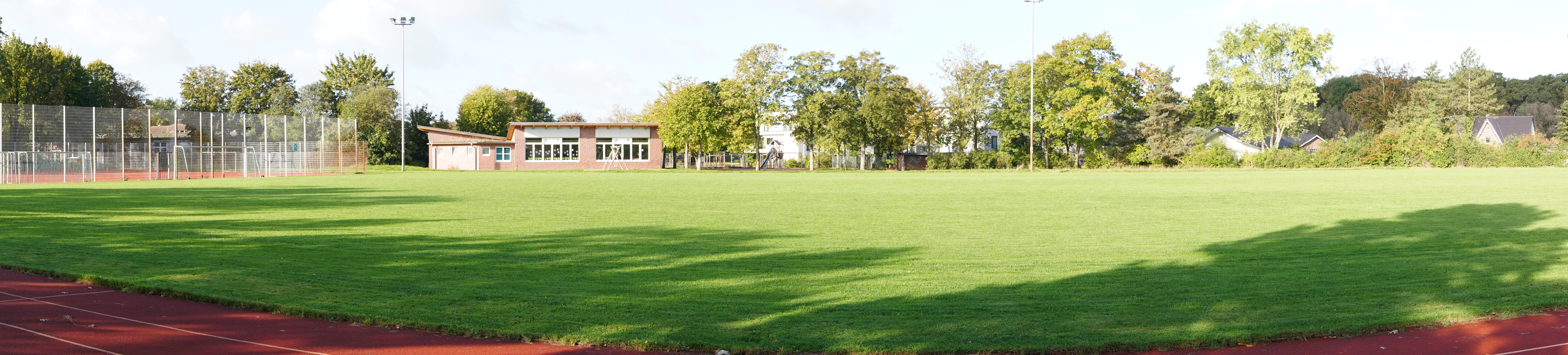 Panoramabild der Plätze an der Schule