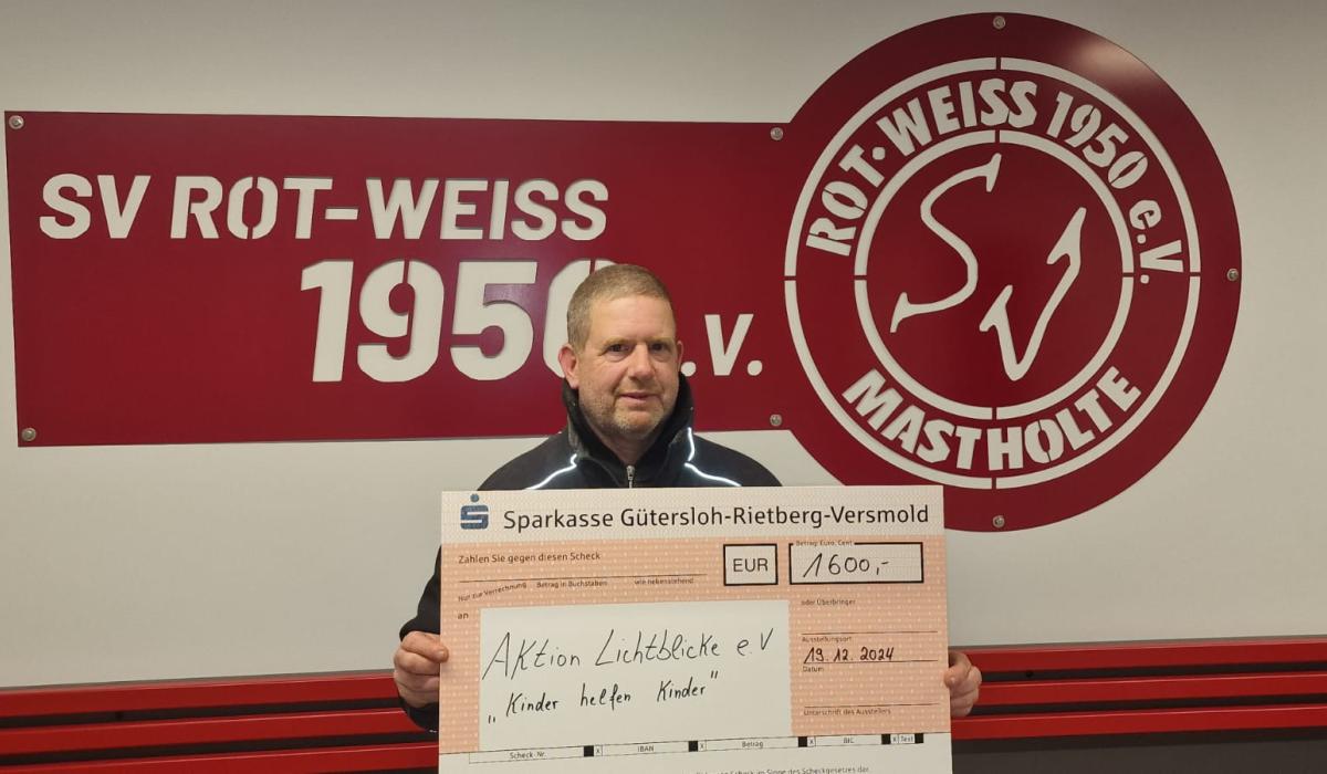 Organisator Michael mit dem Spendencheck