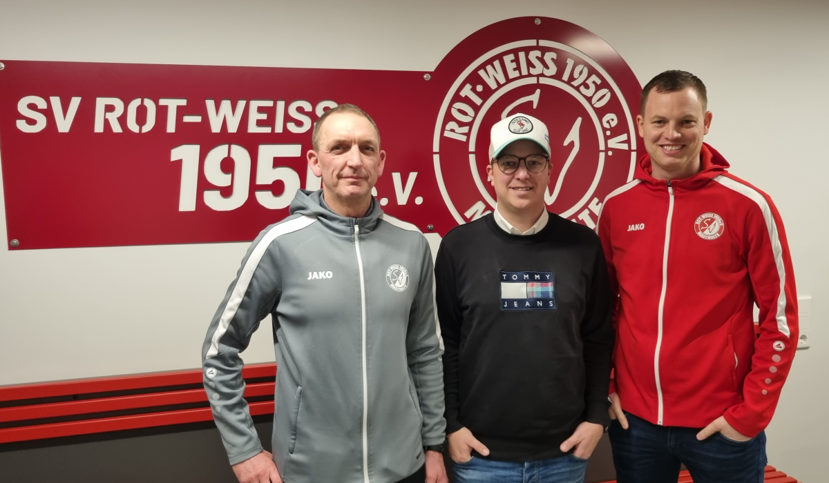 Tobias Brockschnieder mit Trainer Dirk Sellemerten und Vorstandsmitglied Andre Schledde