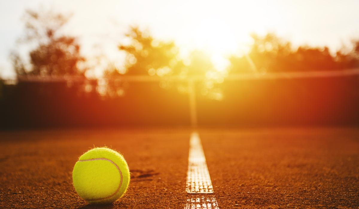 Tennisplatz mit Sonne