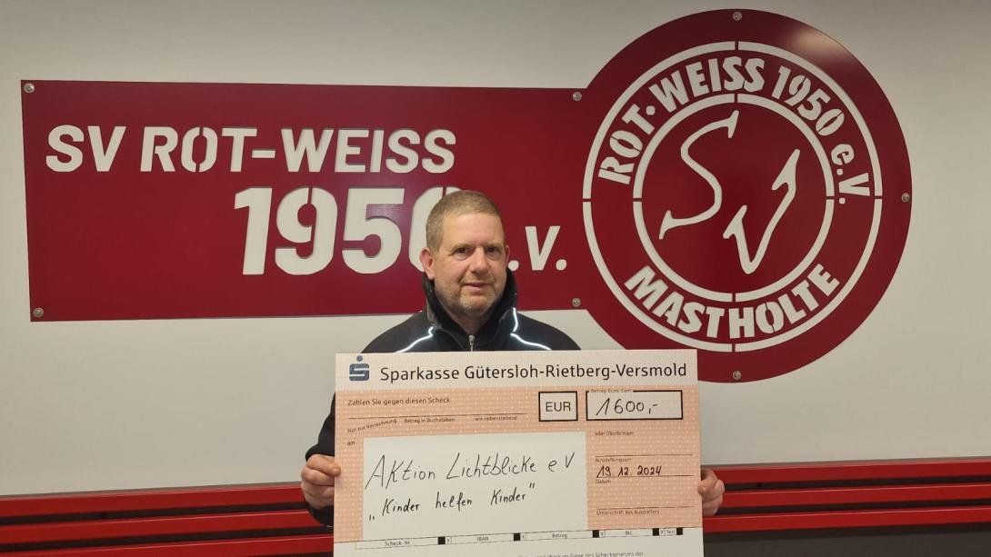 Organisator Michael mit dem Spendencheck