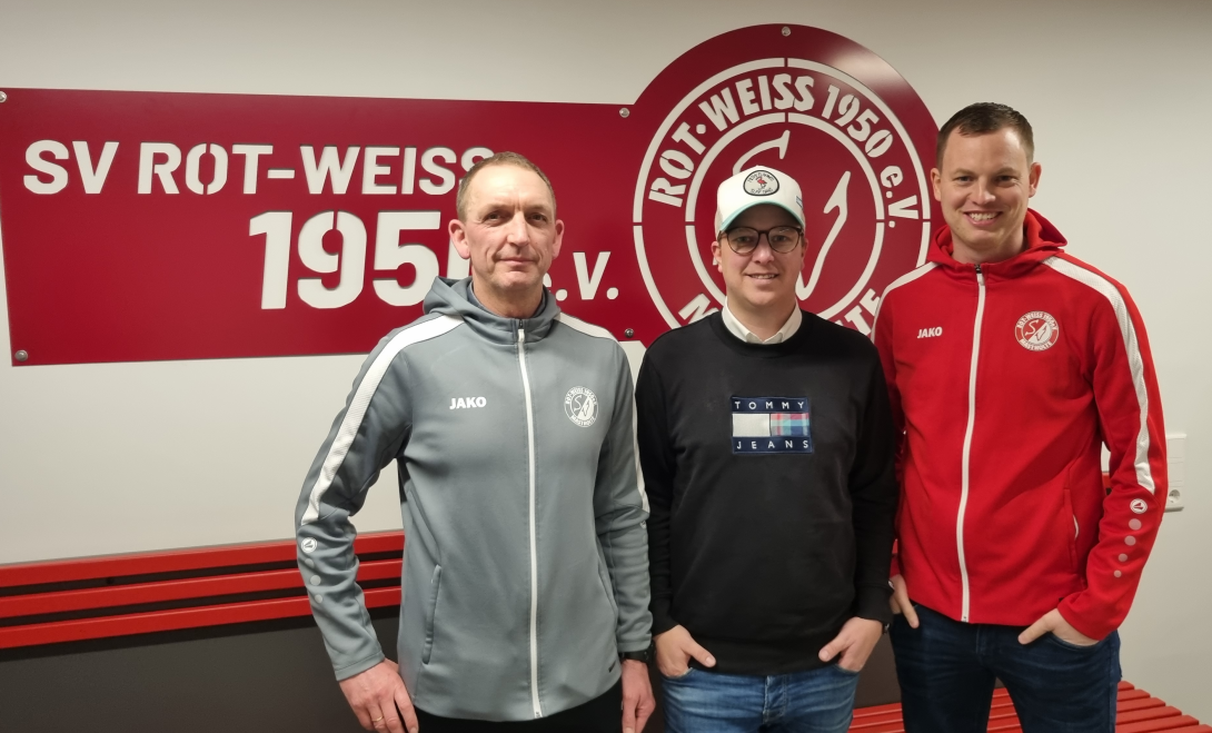 Tobias Brockschnieder mit Trainer Dirk Sellemerten und Vorstandsmitglied Andre Schledde