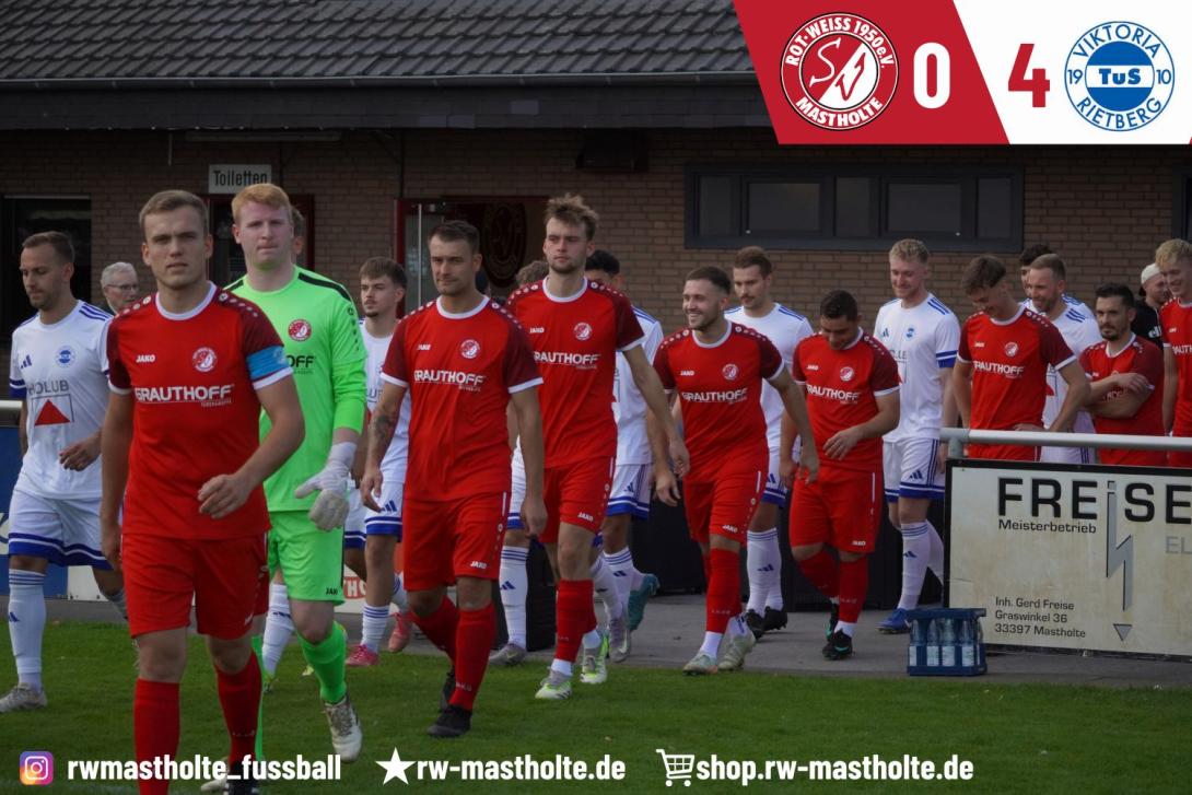 Spieler betreten den Platz