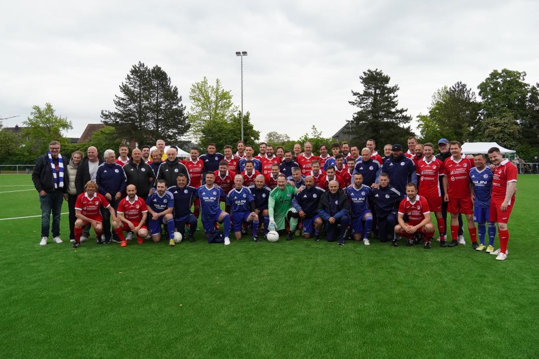 Gruppenfoto beider Mannschaften